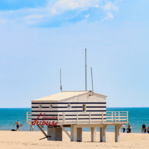 Photographie de plage et d'un poste de secours.