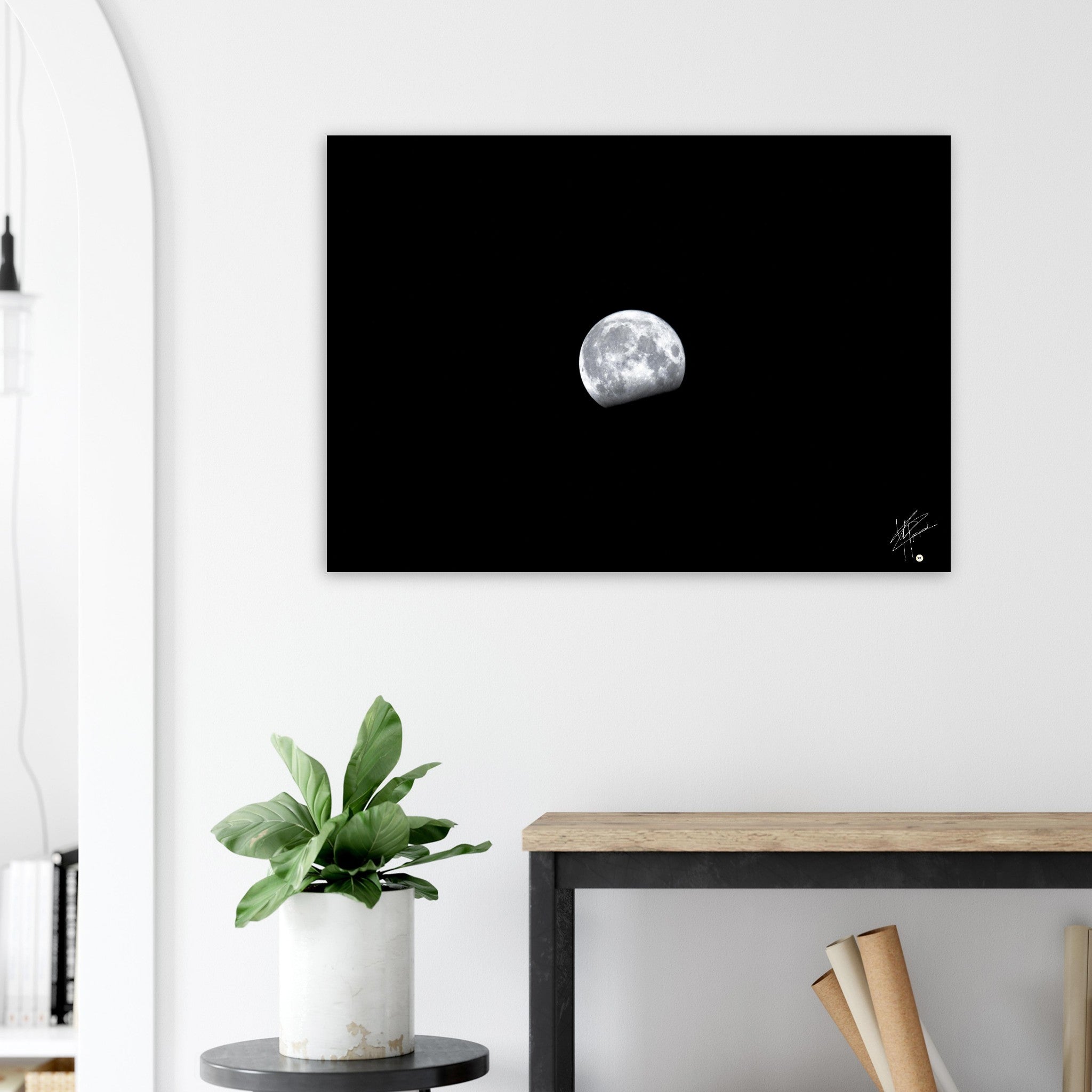 Image détaillée de la Lune, imprimée sur un tableau en aluminium DIBOND® haut de gamme, mettant en évidence chaque cratère et aspect de notre satellite naturel.