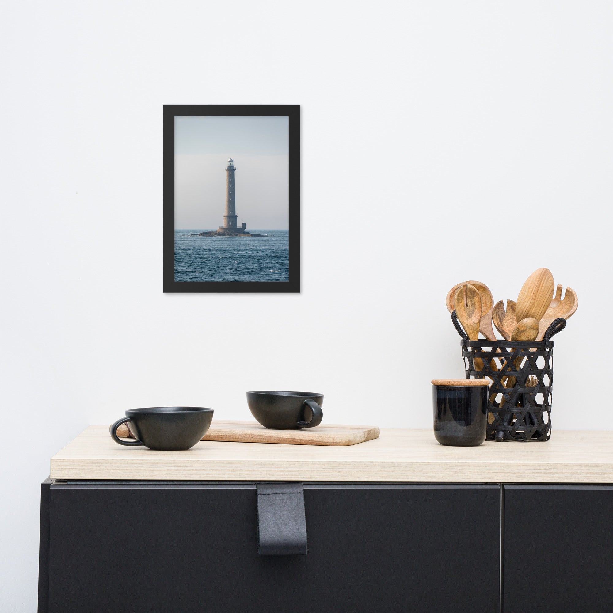 Photographie en couleur du Phare de la Hague par Yann Peccard, encadrée élégamment, capturant la sérénité maritime et la majesté de la nature.