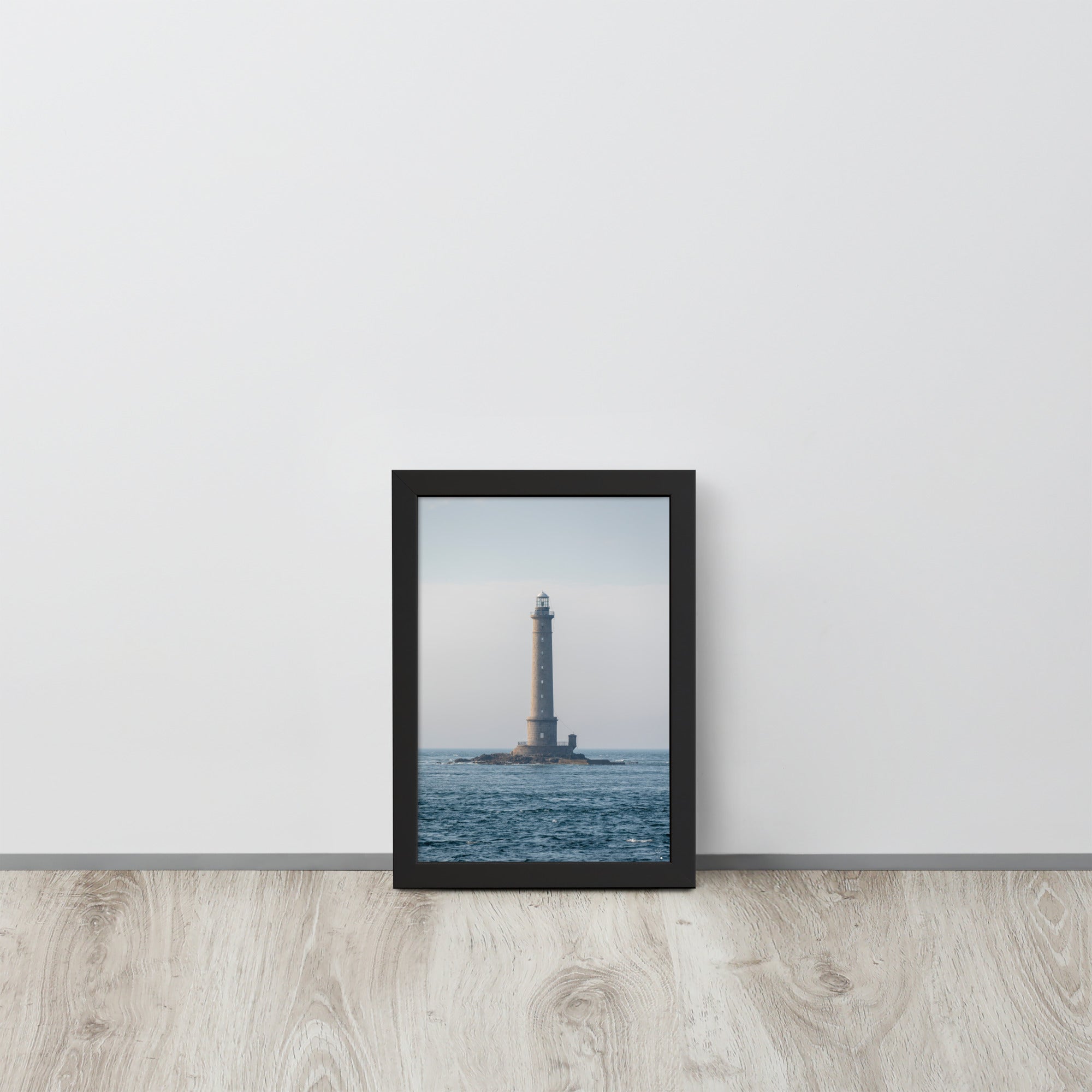 Photographie en couleur du Phare de la Hague par Yann Peccard, encadrée élégamment, capturant la sérénité maritime et la majesté de la nature.