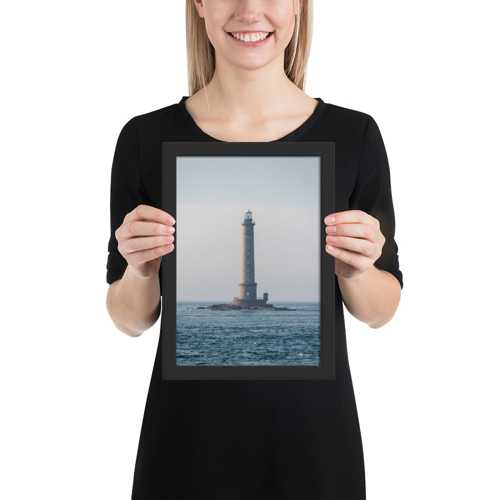 Photographie en couleur du Phare de la Hague par Yann Peccard, encadrée élégamment, capturant la sérénité maritime et la majesté de la nature.