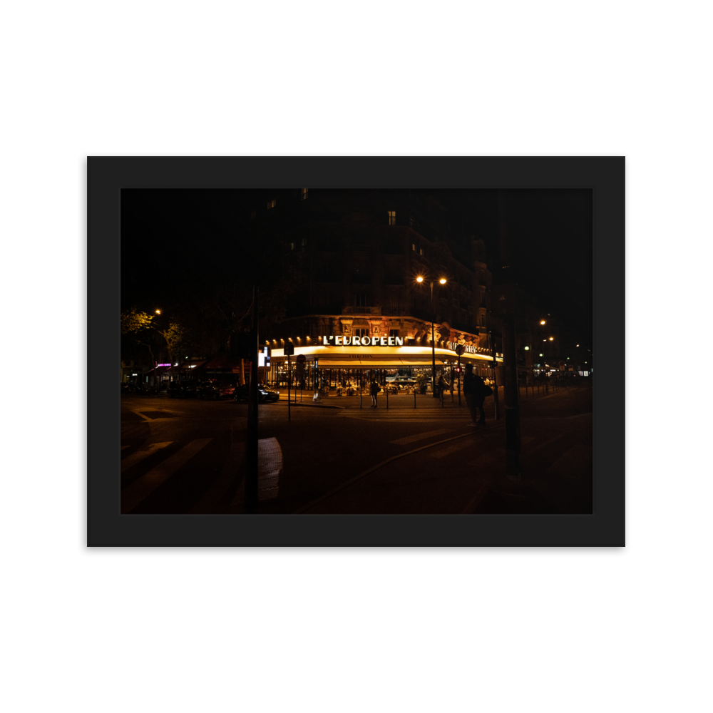 Poster mural et affiche - La terrasse du restaurant – Photographie de nuit d'une terrasse parisienne – Poster photographie, photographie murale et des posters muraux unique au monde. La boutique de posters créée par Yann Peccard un Photographe français.