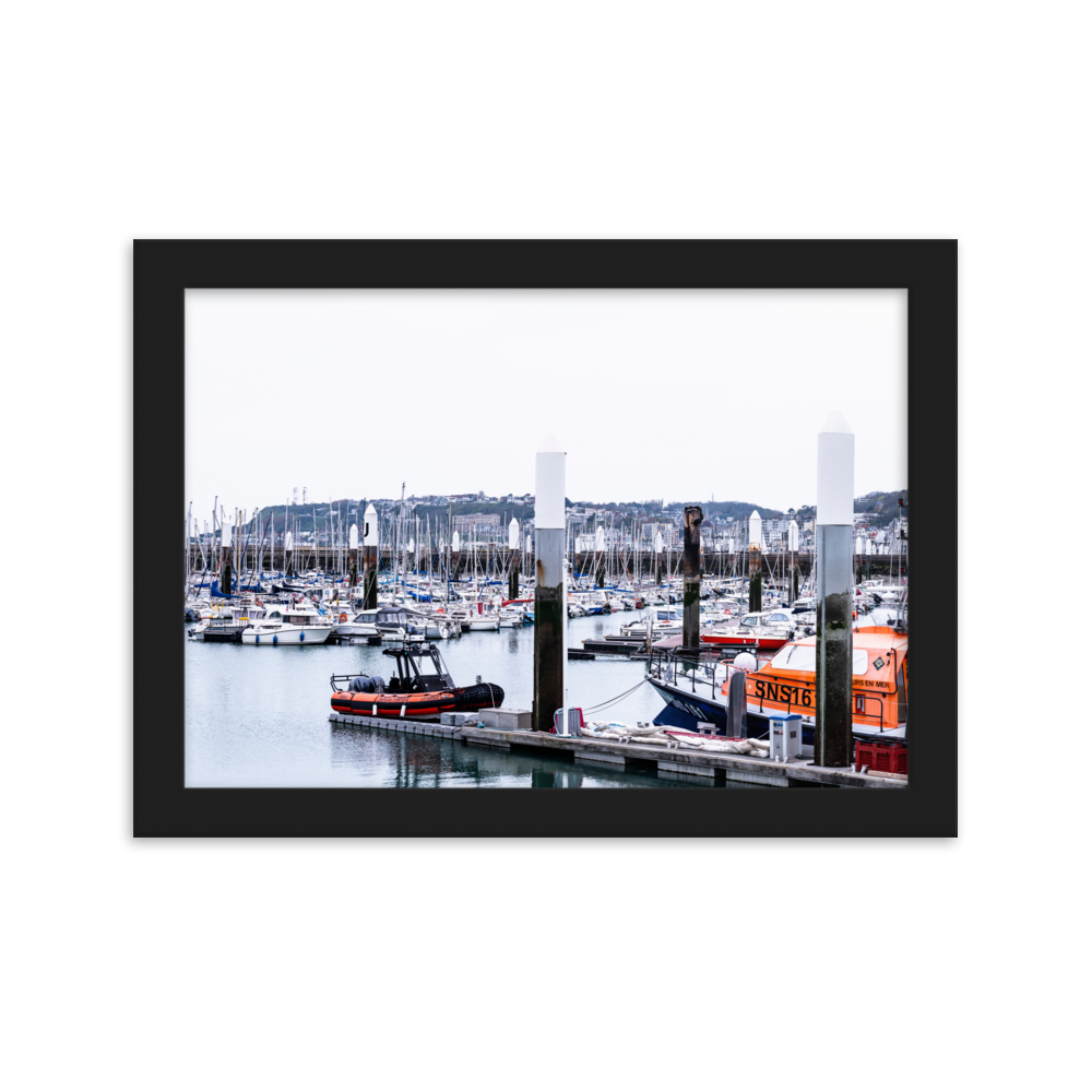 Poster d'une photographie de bateaux dans le port de plaisance du Havre avec un ponton endommagé par le feu.