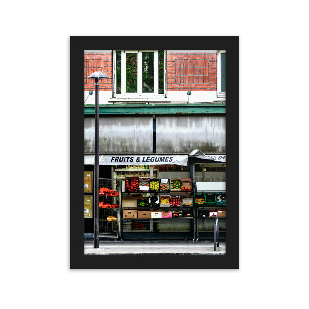 Photographie d'une façade d'épicerie colorée à Paris, vendant des fruits et des légumes frais.