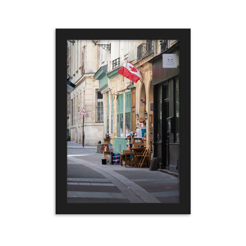 Photographie de rue à Paris avec divers objets disposés comme dans un vide-grenier.