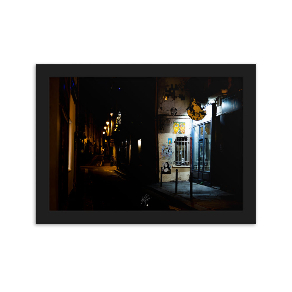 Photographie nocturne d'une rue parisienne, combinant éclats d'art urbain et lumière douce d'un magasin de jouets, évoquant la diversité et le charme artistique de la capitale.