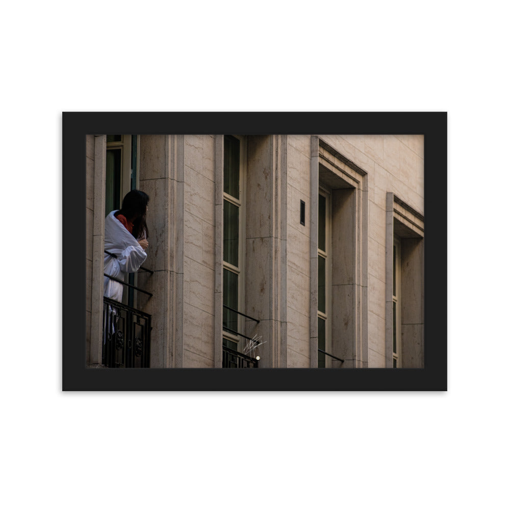 Photographie d'une femme s'étirant à sa fenêtre près des Champs Elysées, enveloppée d'une couverture, évoquant la sérénité des matins parisiens.