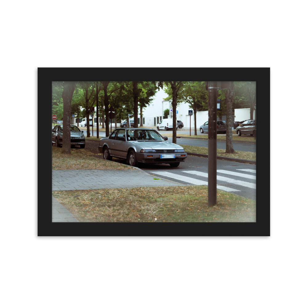 Photographie du classique automobile Honda Prelude, stationnée dans les rues du 78, dépeignant l'élégance et le charme de la période rétro de l'automobile.