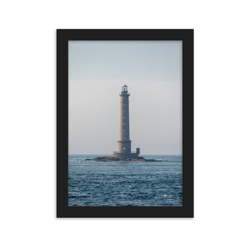 Photographie en couleur du Phare de la Hague par Yann Peccard, encadrée élégamment, capturant la sérénité maritime et la majesté de la nature.