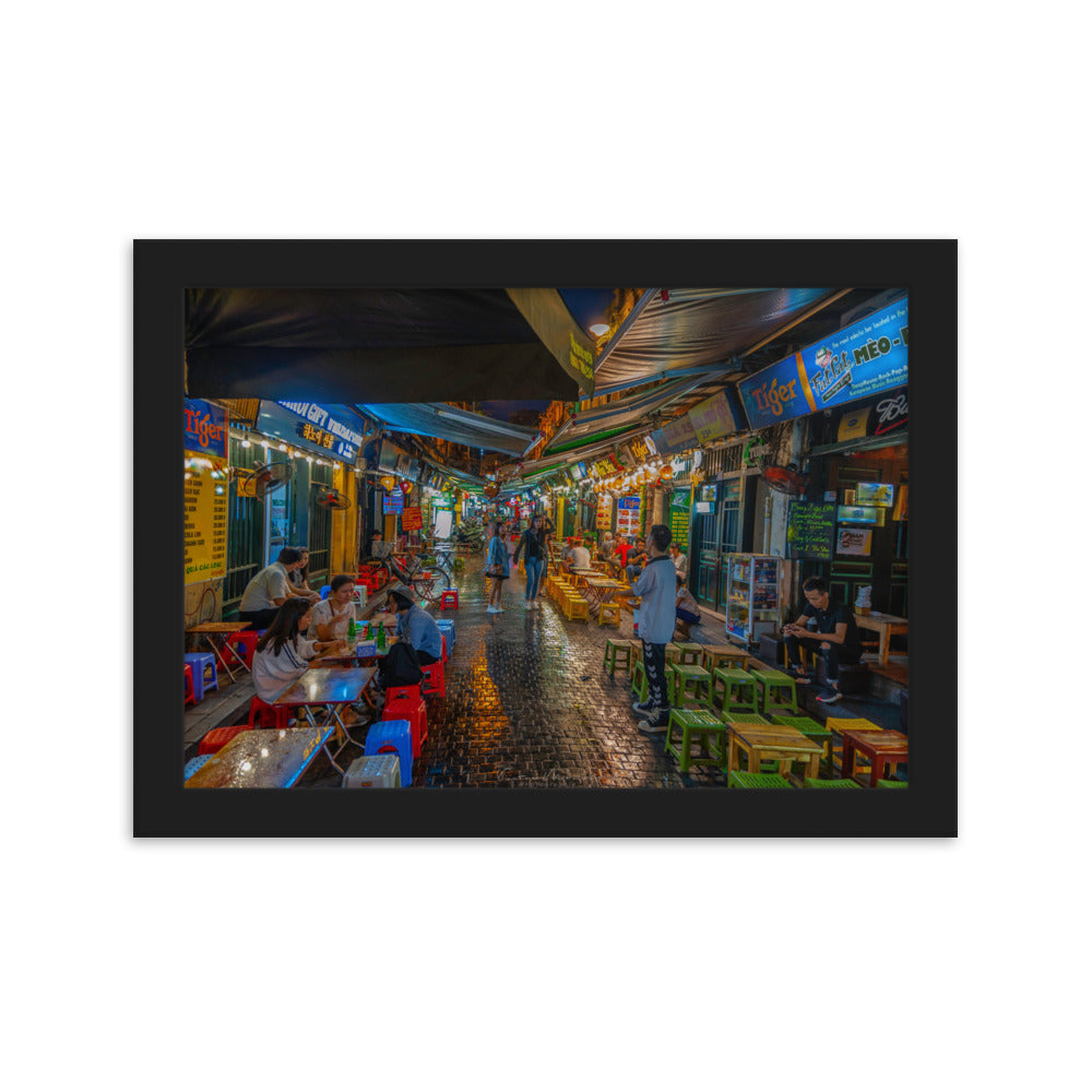 Poster 'Hanoï Nightstreet Market' offrant un aperçu des ruelles colorées et animées des marchés nocturnes de Hanoï, capturées avec maestria par le photographe Victor Marre, apportant une bouffée de la vie urbaine vibrante vietnamienne à votre espace de vie.