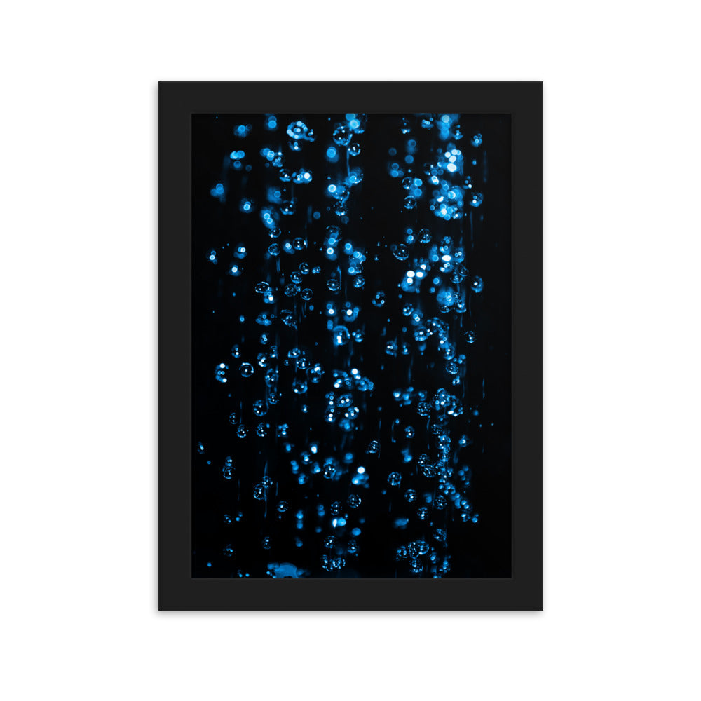 Photographie "L'eau" par Hadrien Geraci, gouttes d'eau bleues sur fond noir