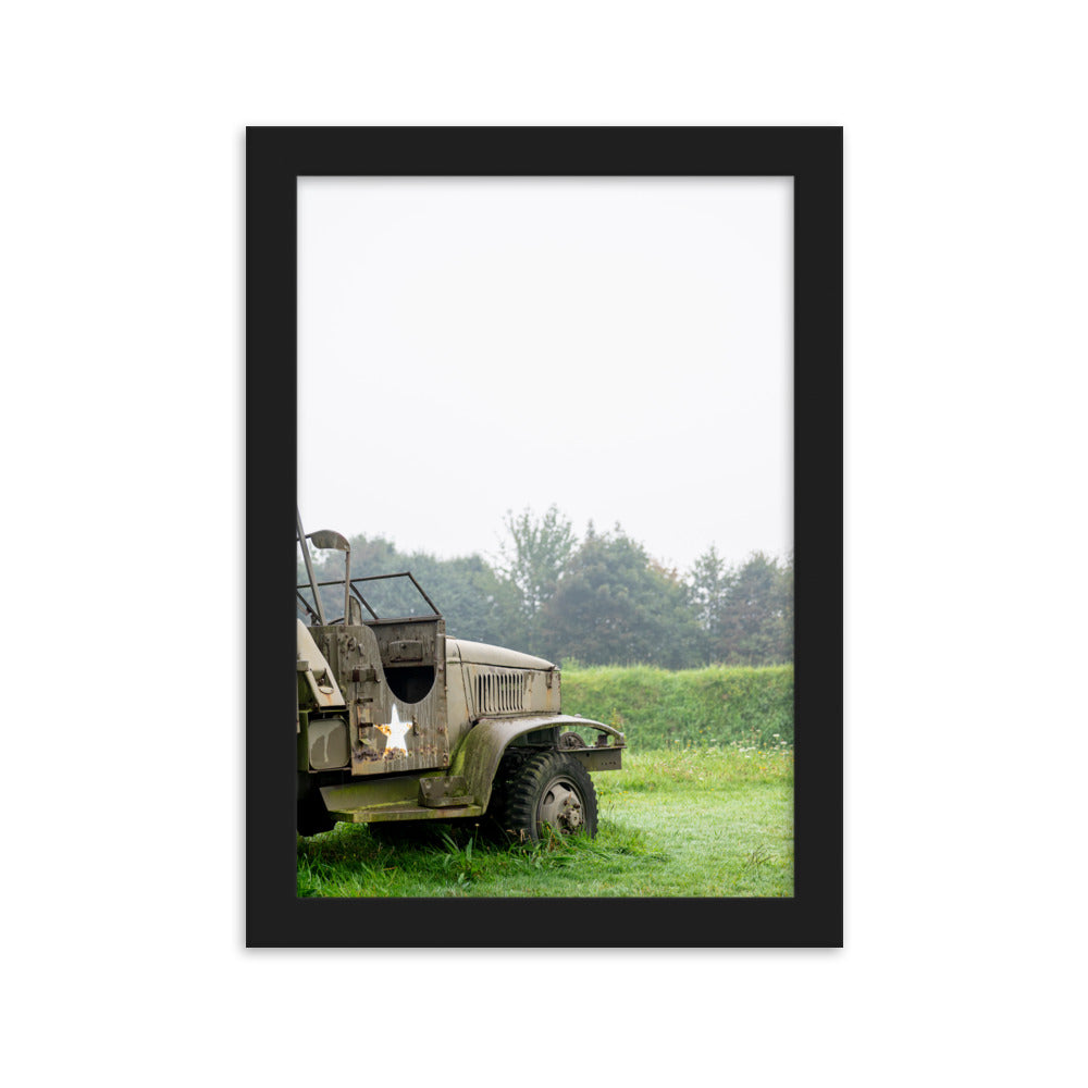 Photographie d'un GMC CCKW, véhicule militaire historique sous l'humidité française, capturée par Yann Peccard, idéale pour les amateurs d'histoire militaire.