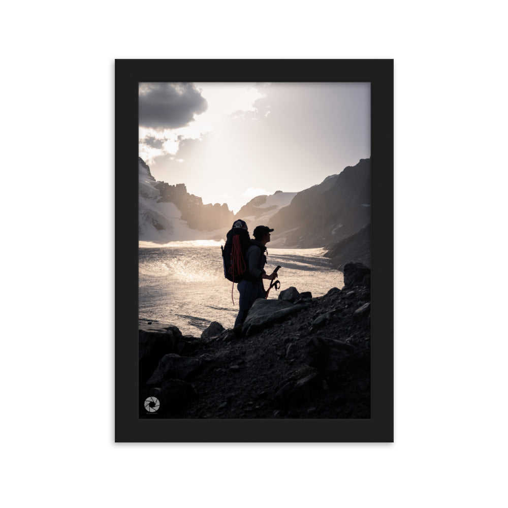 Photographie d'un randonneur face à l'immensité d'un glacier sous les rayons du crépuscule, capturée par Brad Explographie, symbolisant la confrontation entre l'homme et la nature.