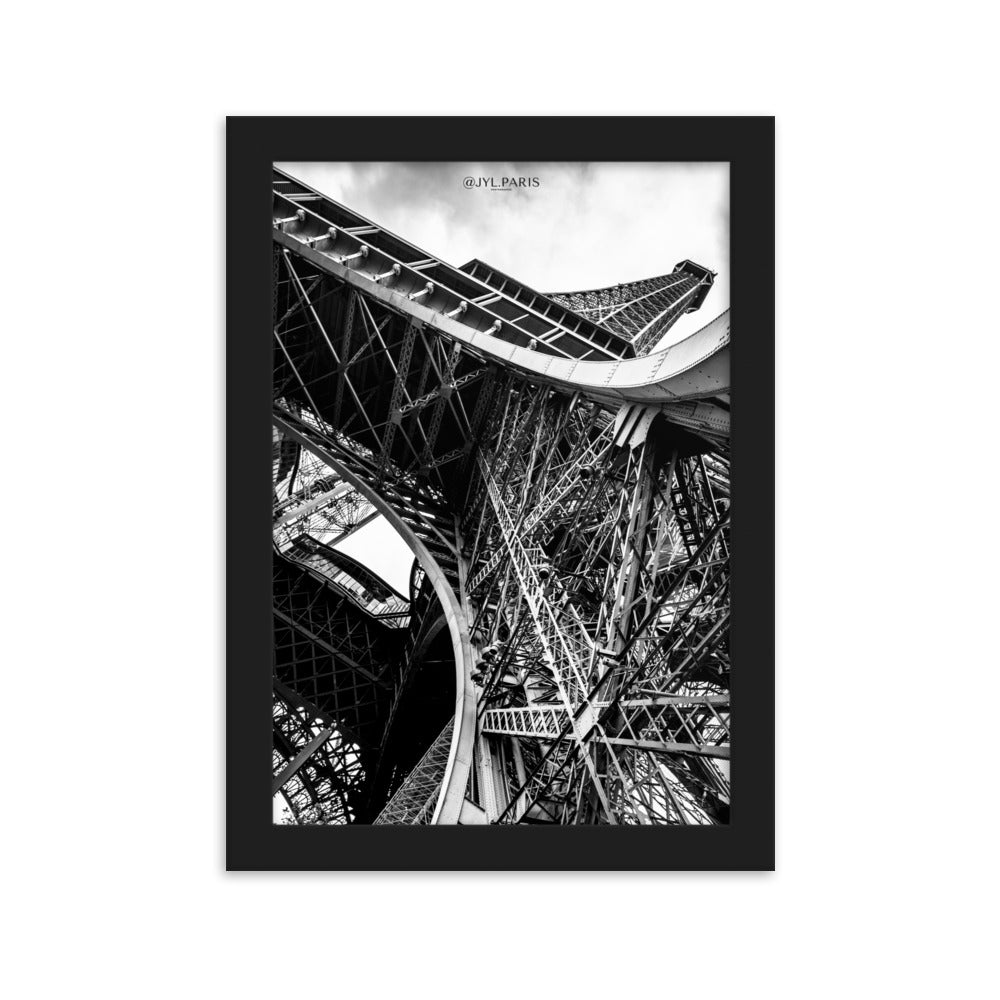 Photographie du poster "Entrejambe" de JYL.PARIS, montrant une vue ascendante et dramatique de la Tour Eiffel en noir et blanc.