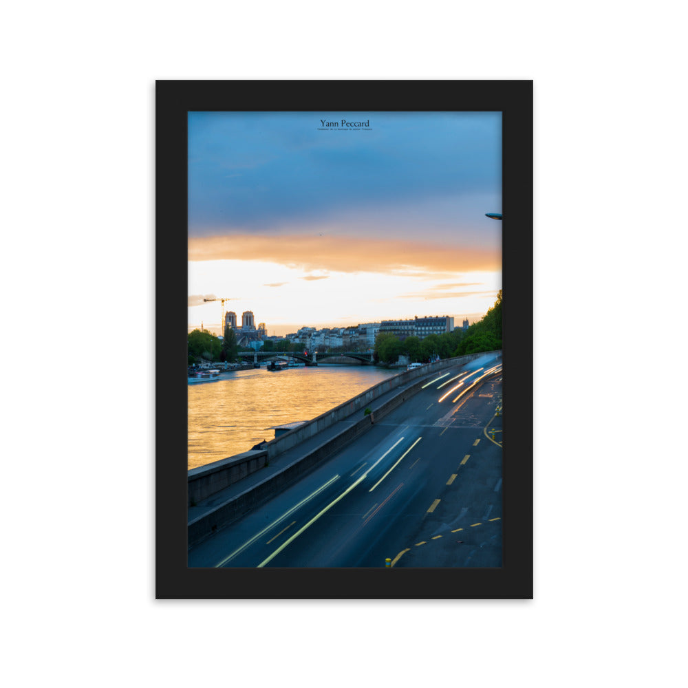 Poster "Crépuscule Parisien" par Yann Peccard, montrant une vue envoûtante de Paris au crépuscule.