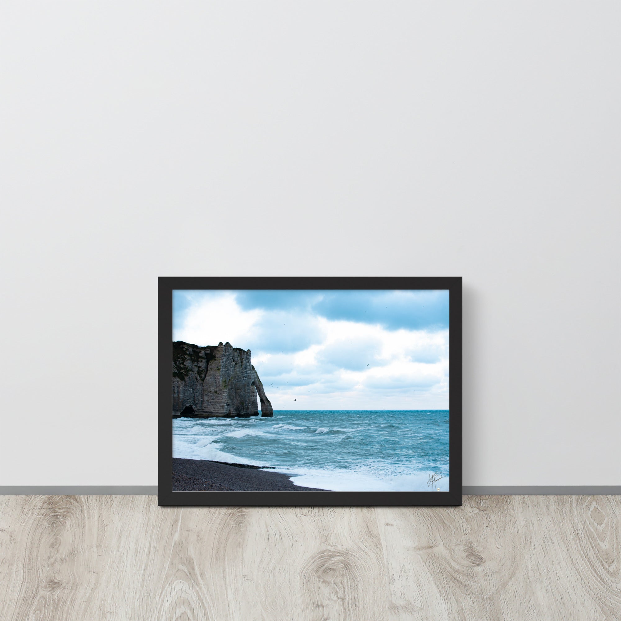 Photographie apaisante de la plage d'Etretat, où la mer caresse le rivage sous un ciel clair. Une représentation parfaite de la tranquillité et de la beauté naturelle de la côte normande.