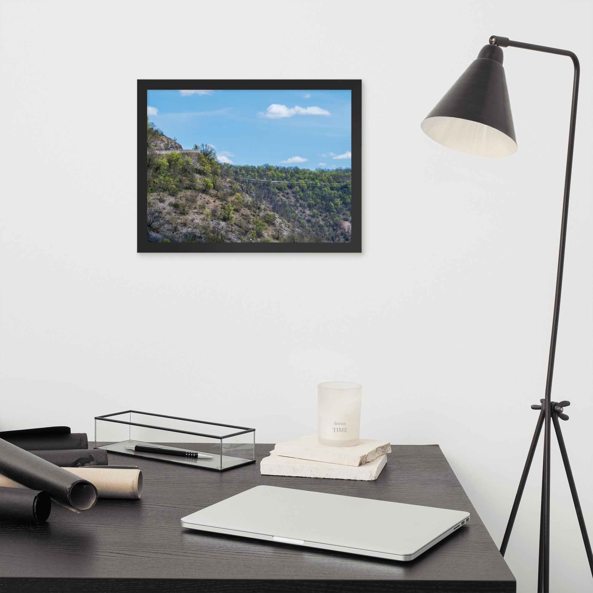 Photographie de 'Sécheresse', montrant un paysage d'Occitanie avec arbres verts et terre sèche, encadré pour une présentation élégante.