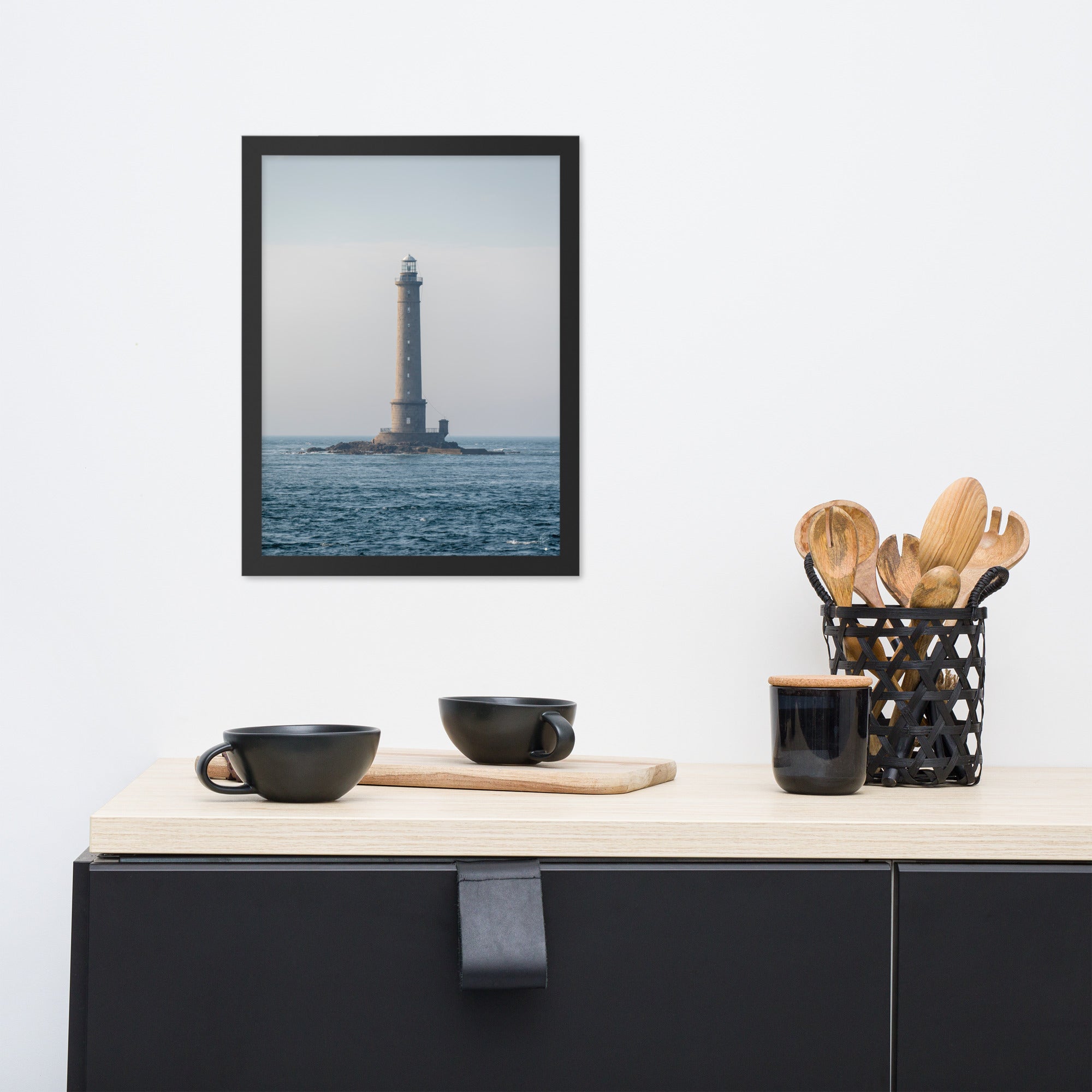 Photographie en couleur du Phare de la Hague par Yann Peccard, encadrée élégamment, capturant la sérénité maritime et la majesté de la nature.