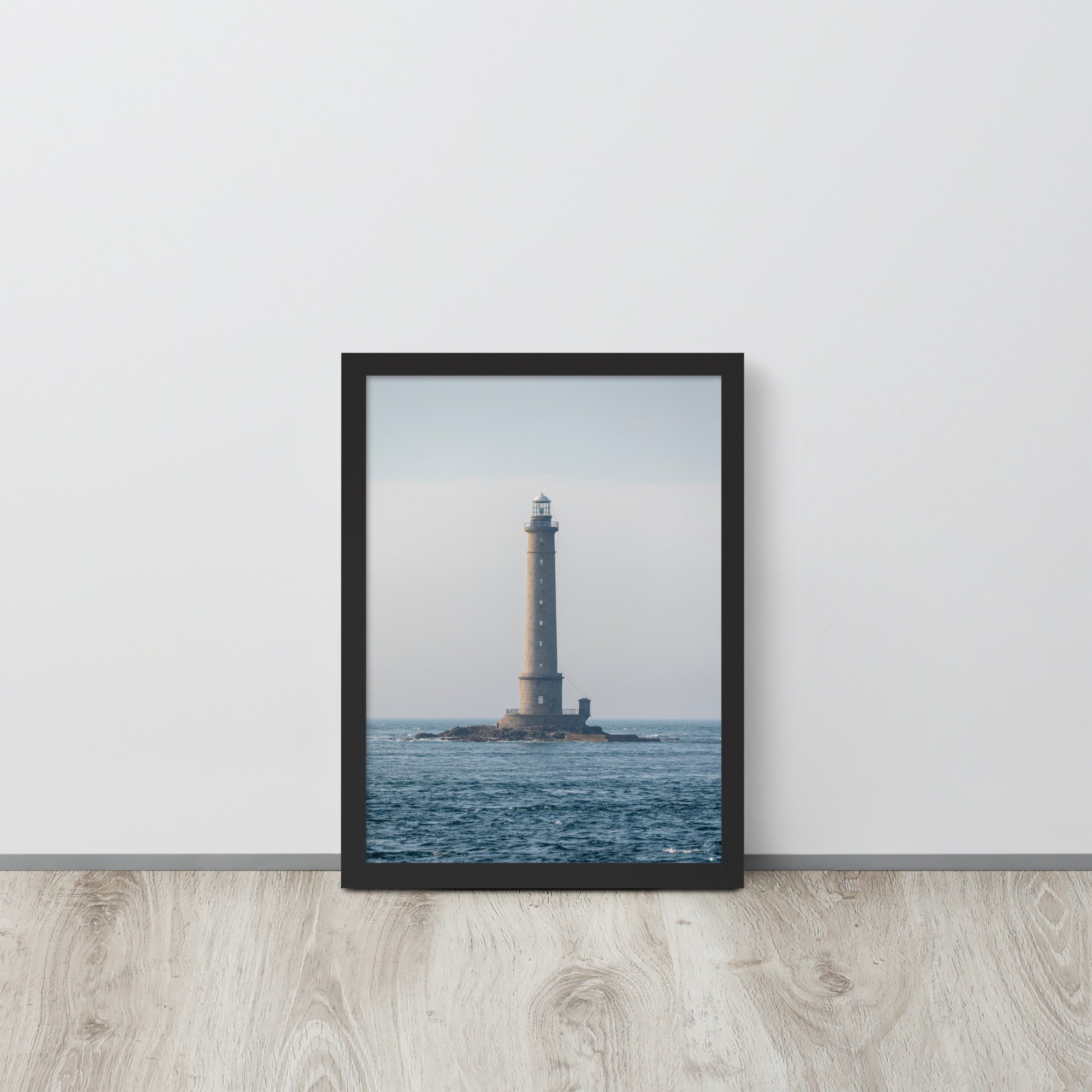 Photographie en couleur du Phare de la Hague par Yann Peccard, encadrée élégamment, capturant la sérénité maritime et la majesté de la nature.