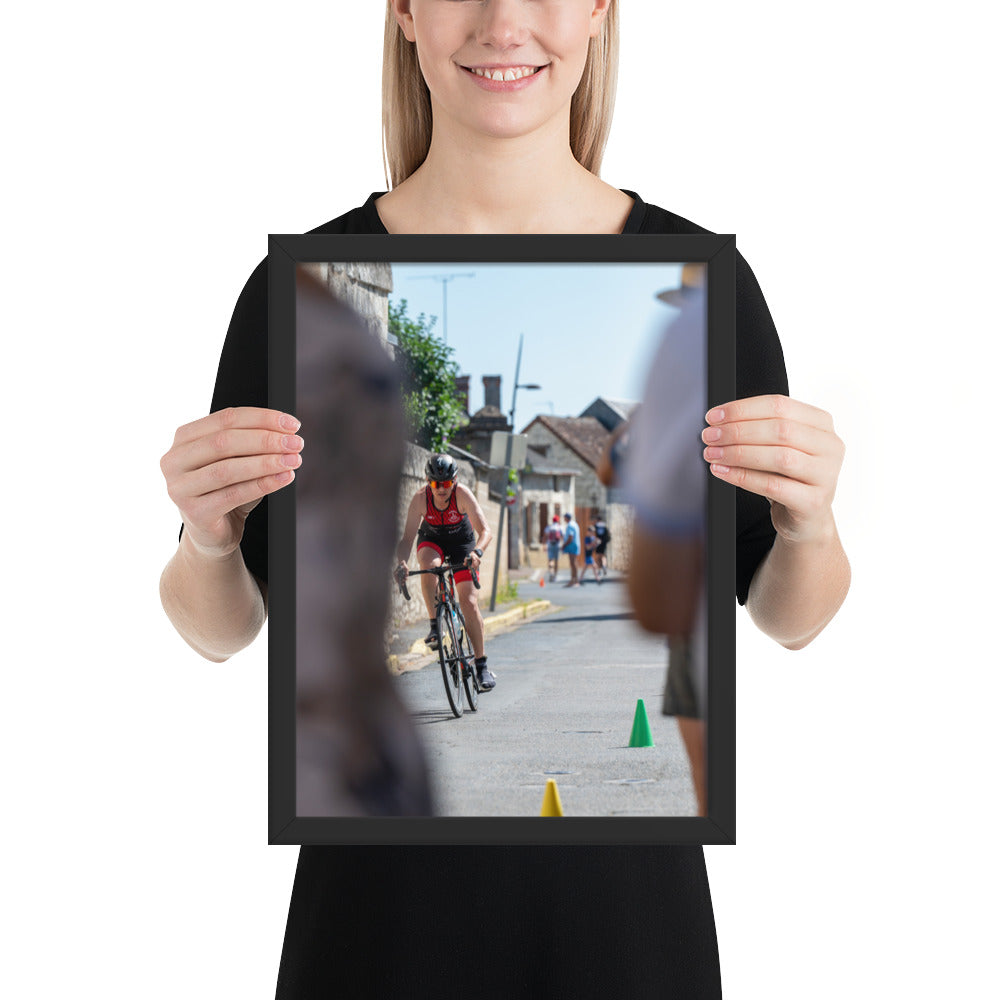 Poster encadré 'Triathlon Nouâtre Cyclisme' montrant un cycliste en pleine course lors du Triathlon de Nouâtre.