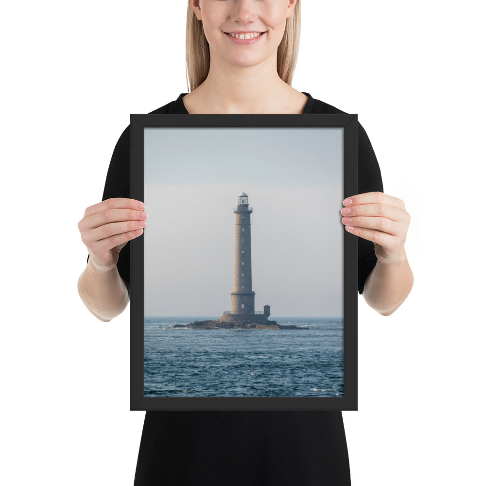 Photographie en couleur du Phare de la Hague par Yann Peccard, encadrée élégamment, capturant la sérénité maritime et la majesté de la nature.