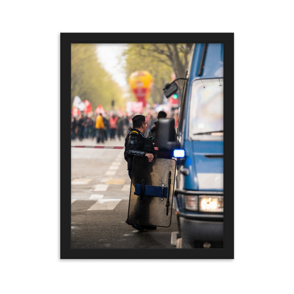 Poster mural - Gendarmerie mobile – Photographie de rue manifestation pacifique à Paris – Poster photographie, photographie murale et des posters muraux unique au monde. La boutique de posters créée par Yann Peccard un Photographe français.