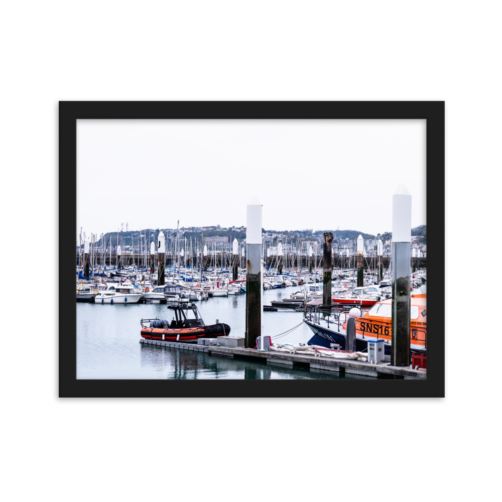 Poster d'une photographie de bateaux dans le port de plaisance du Havre avec un ponton endommagé par le feu.