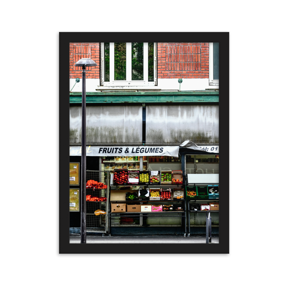 Photographie d'une façade d'épicerie colorée à Paris, vendant des fruits et des légumes frais.