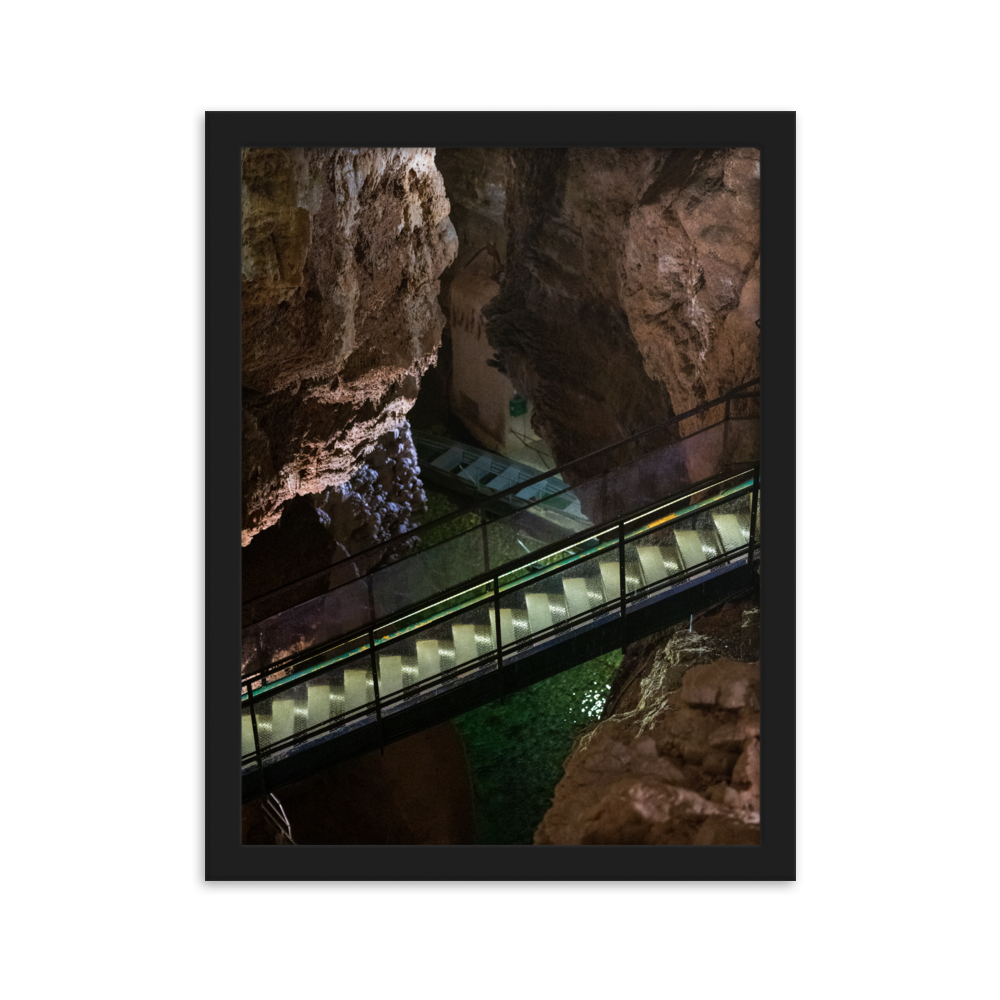 Barque en métal amarrée dans une rivière souterraine pour l'exploration des grottes.