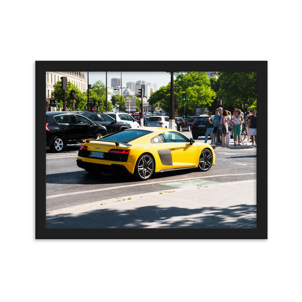 Poster d'une belle voiture de sport jaune Audi R8 V10 avec une touche de carbone.