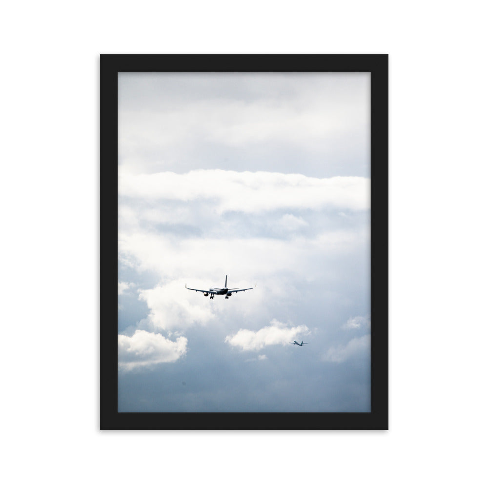 Poster de photographie des nuages avec un avion en vol au centre.