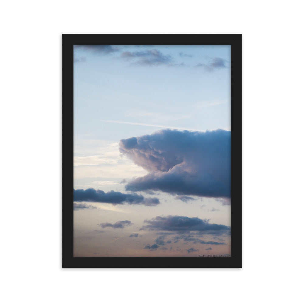 Poster encadré 'Un Dragon dans les nuages' présentant une formation nuageuse ressemblant à un dragon dans le ciel parisien.