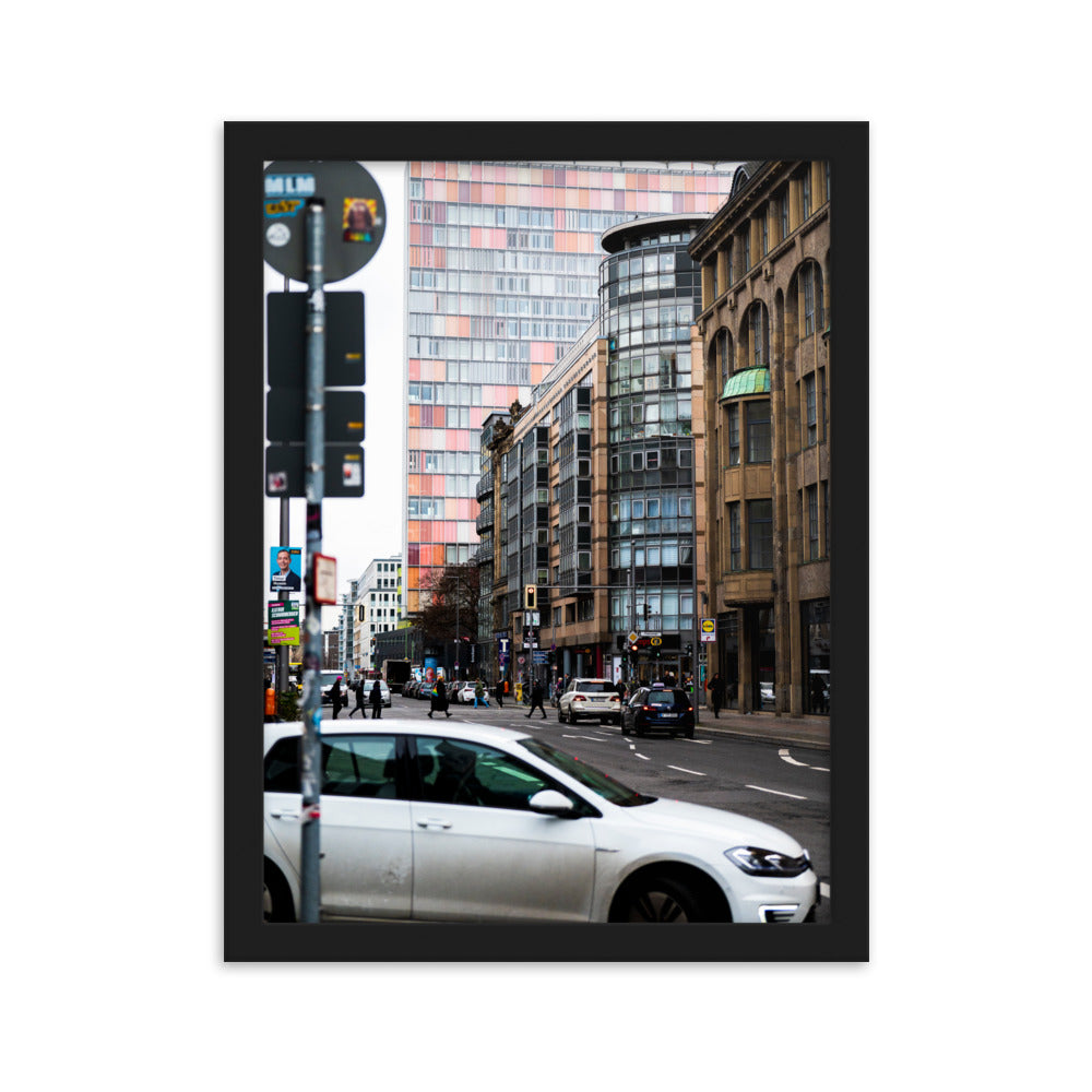 Poster 'Rudi-Dutschke-Straße' présentant une photographie de la vie urbaine animée à Berlin, avec un passage piéton, une voiture en mouvement et de la circulation.