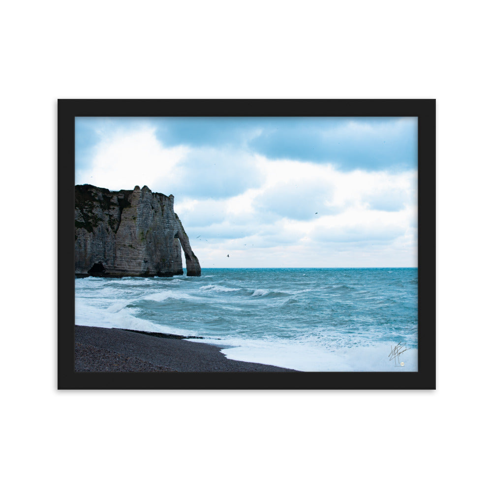 Photographie apaisante de la plage d'Etretat, où la mer caresse le rivage sous un ciel clair. Une représentation parfaite de la tranquillité et de la beauté naturelle de la côte normande.