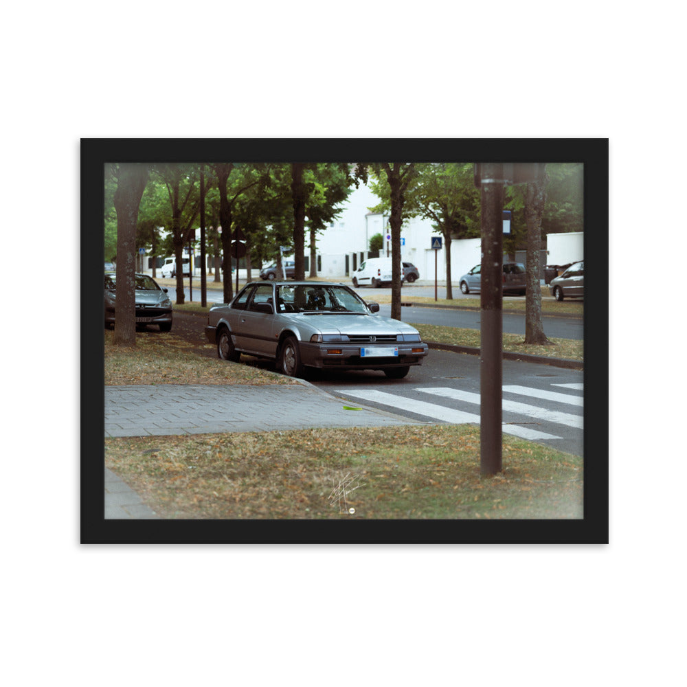 Photographie du classique automobile Honda Prelude, stationnée dans les rues du 78, dépeignant l'élégance et le charme de la période rétro de l'automobile.