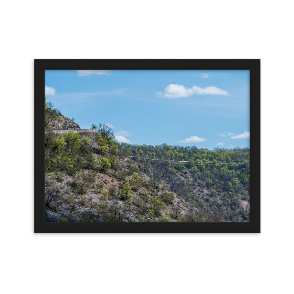 Photographie de 'Sécheresse', montrant un paysage d'Occitanie avec arbres verts et terre sèche, encadré pour une présentation élégante.