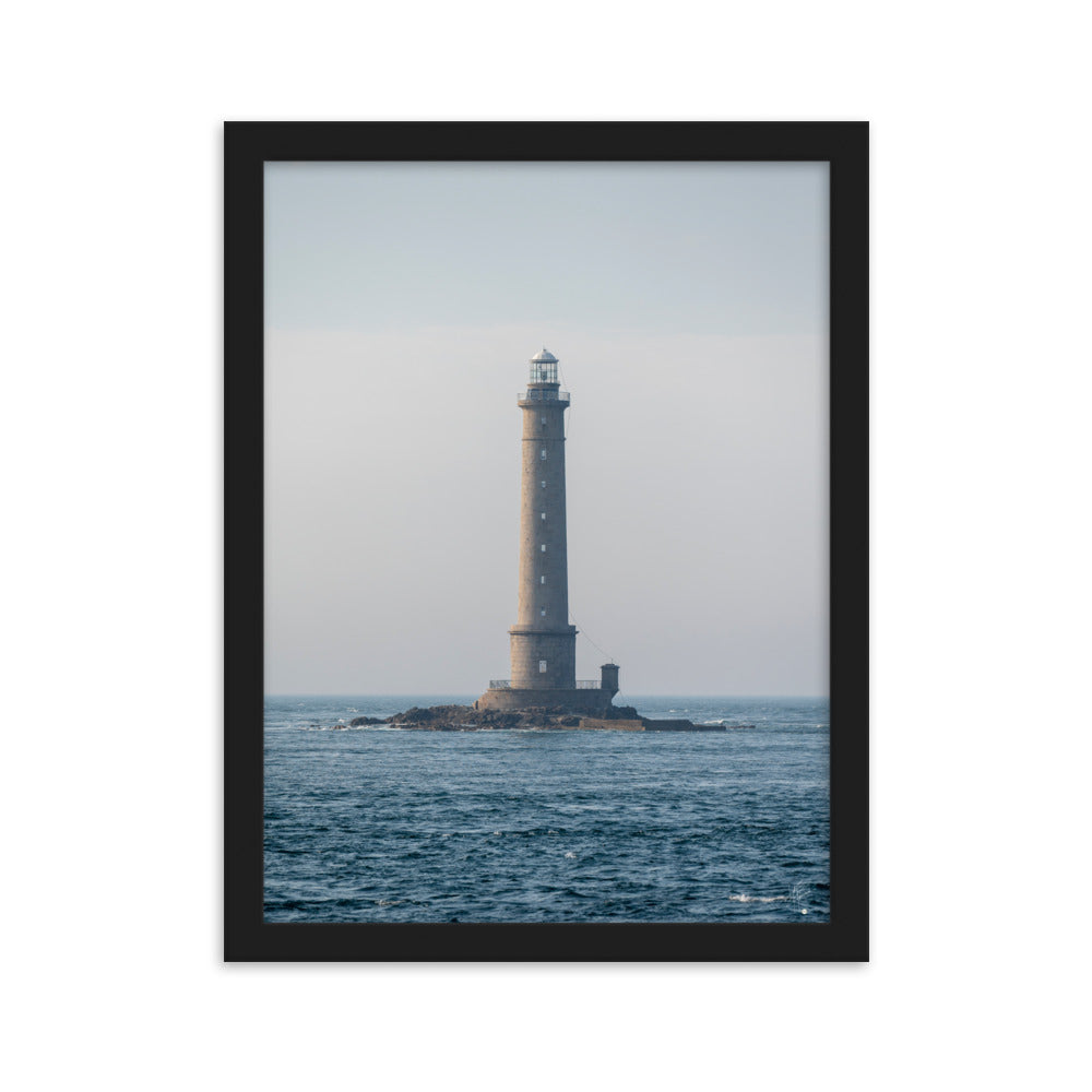 Photographie en couleur du Phare de la Hague par Yann Peccard, encadrée élégamment, capturant la sérénité maritime et la majesté de la nature.