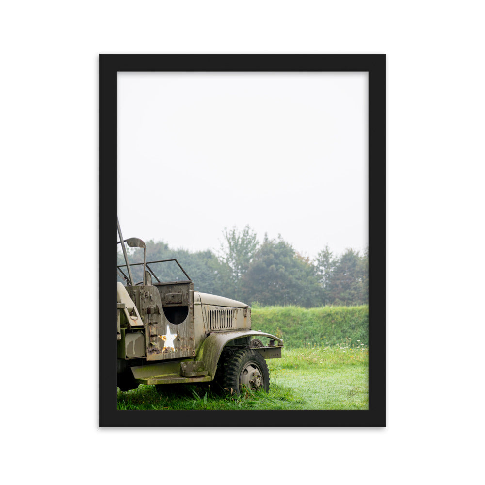 Photographie d'un GMC CCKW, véhicule militaire historique sous l'humidité française, capturée par Yann Peccard, idéale pour les amateurs d'histoire militaire.