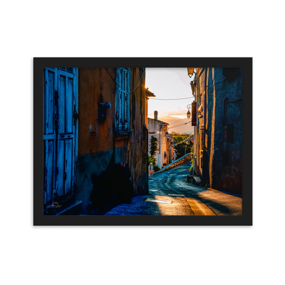 Photographie d'un matin paisible dans les rues pavées de Cuers, capturée par Adrien Louraco, illustrant la lumière dorée matinale sur les maisons provençales.