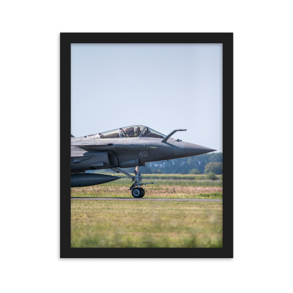 Photographie d'un avion de chasse Rafale sur la piste avec son pilote, capturée par Yann Peccard, mettant en avant la puissance et l'élégance de l'aviation militaire.