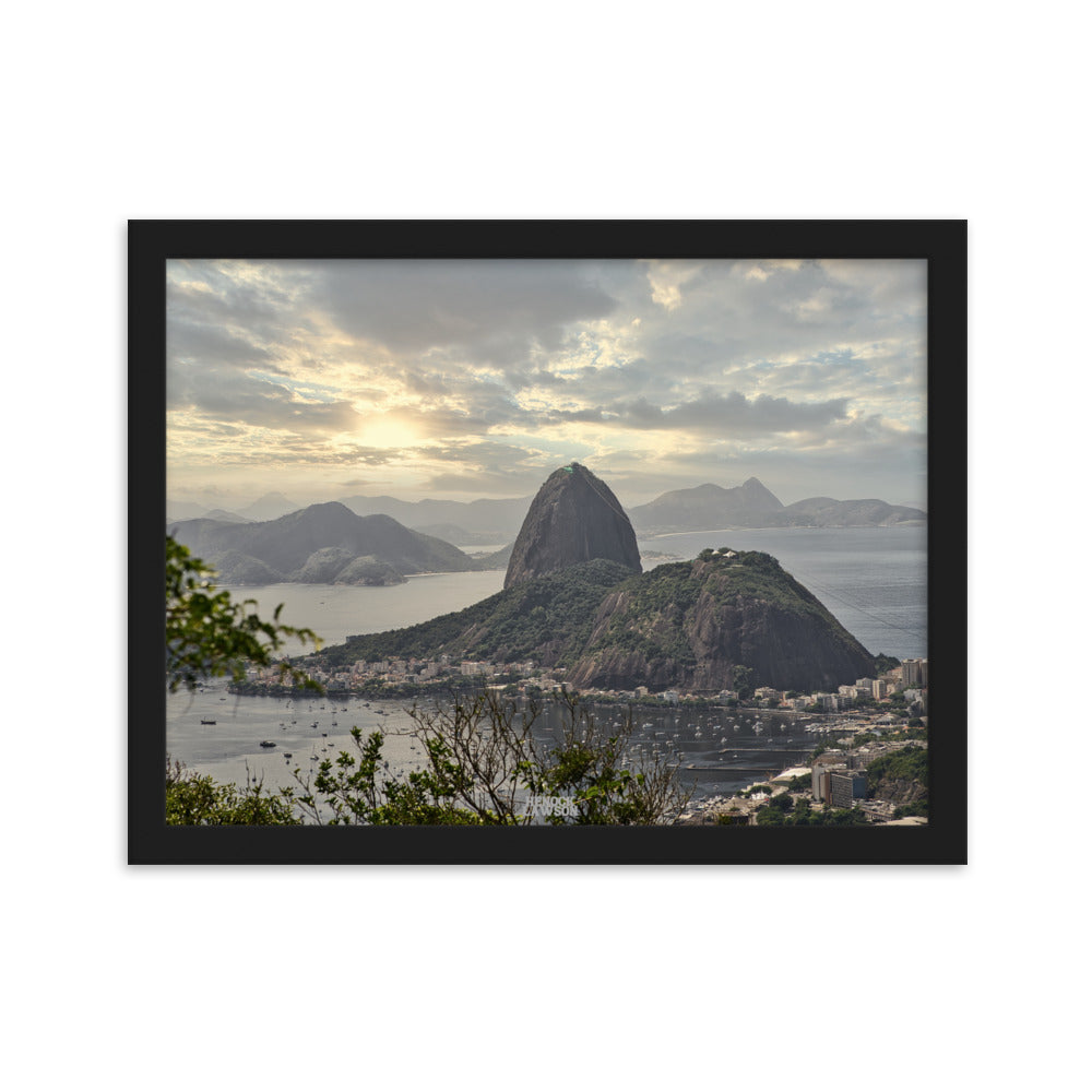 Photographie du Pain de Sucre à Rio de Janeiro au coucher du soleil, capturée par Henock Lawson, offrant une vue magnifique et symbolique de la ville brésilienne.