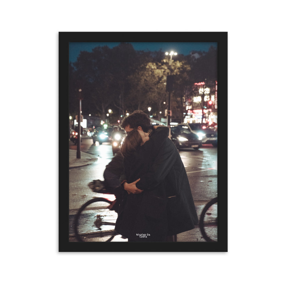 Poster encadré "Étreinte Urbaine" par Nicolas Da Costa, montrant une scène romantique en milieu urbain, idéal pour ceux qui cherchent à capturer l'essence de la connexion humaine.