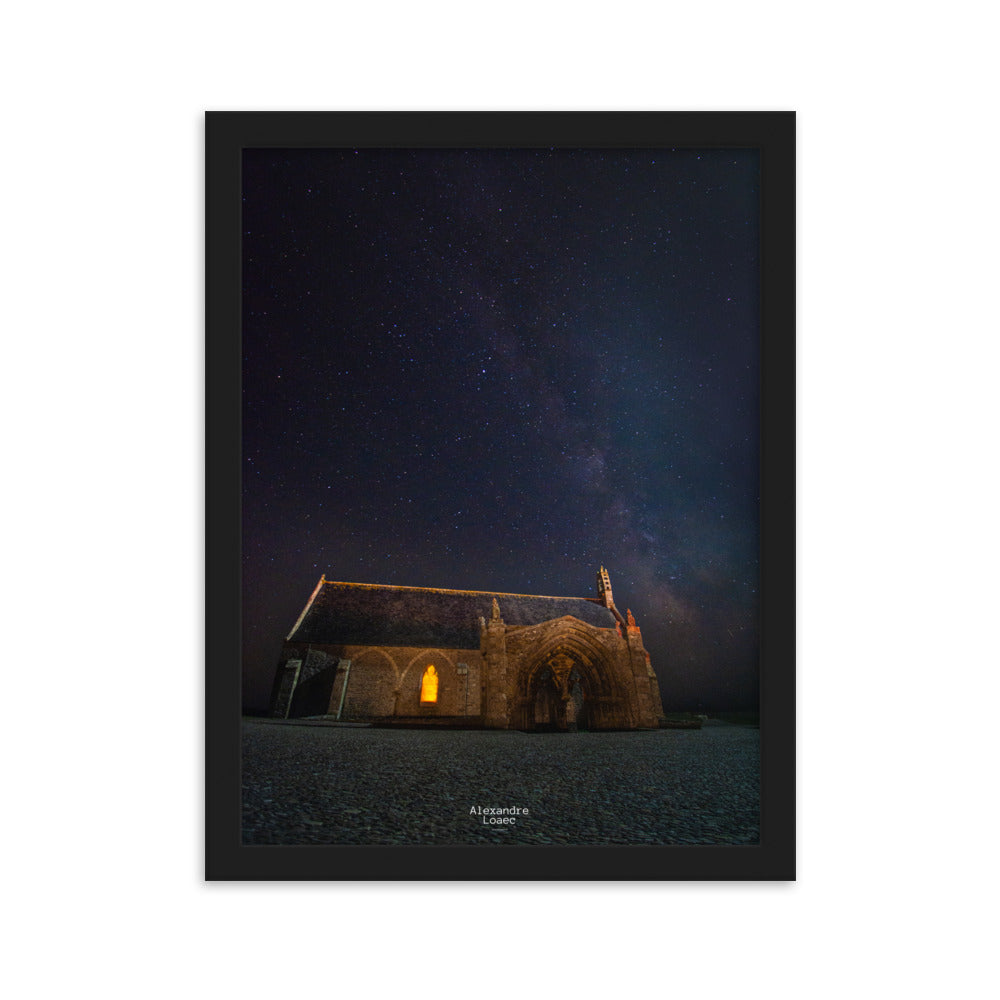 Poster captivant "Notre-Dame des Grâces sous les cieux", montrant l'ancienne église de St-Mathieu dans le Finistère, un joyau d'architecture et d'histoire.