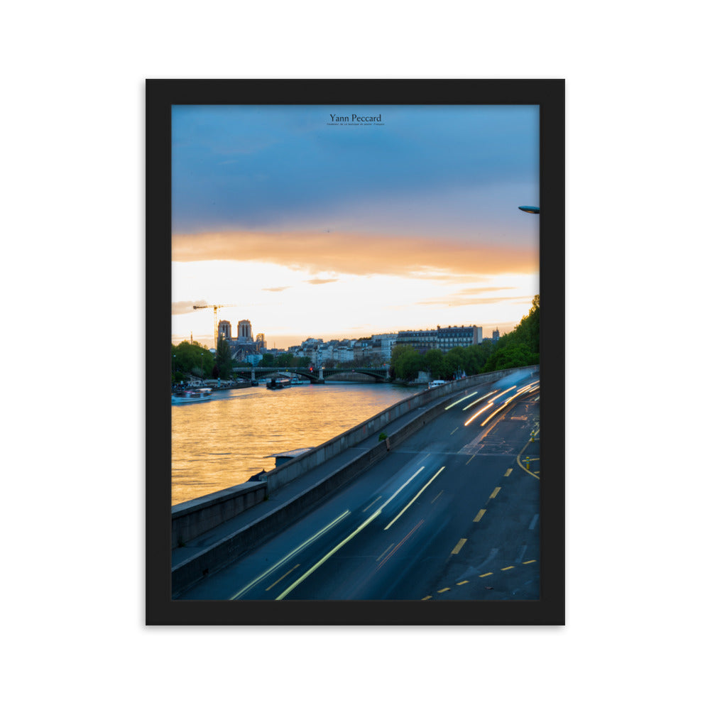 Poster "Crépuscule Parisien" par Yann Peccard, montrant une vue envoûtante de Paris au crépuscule.