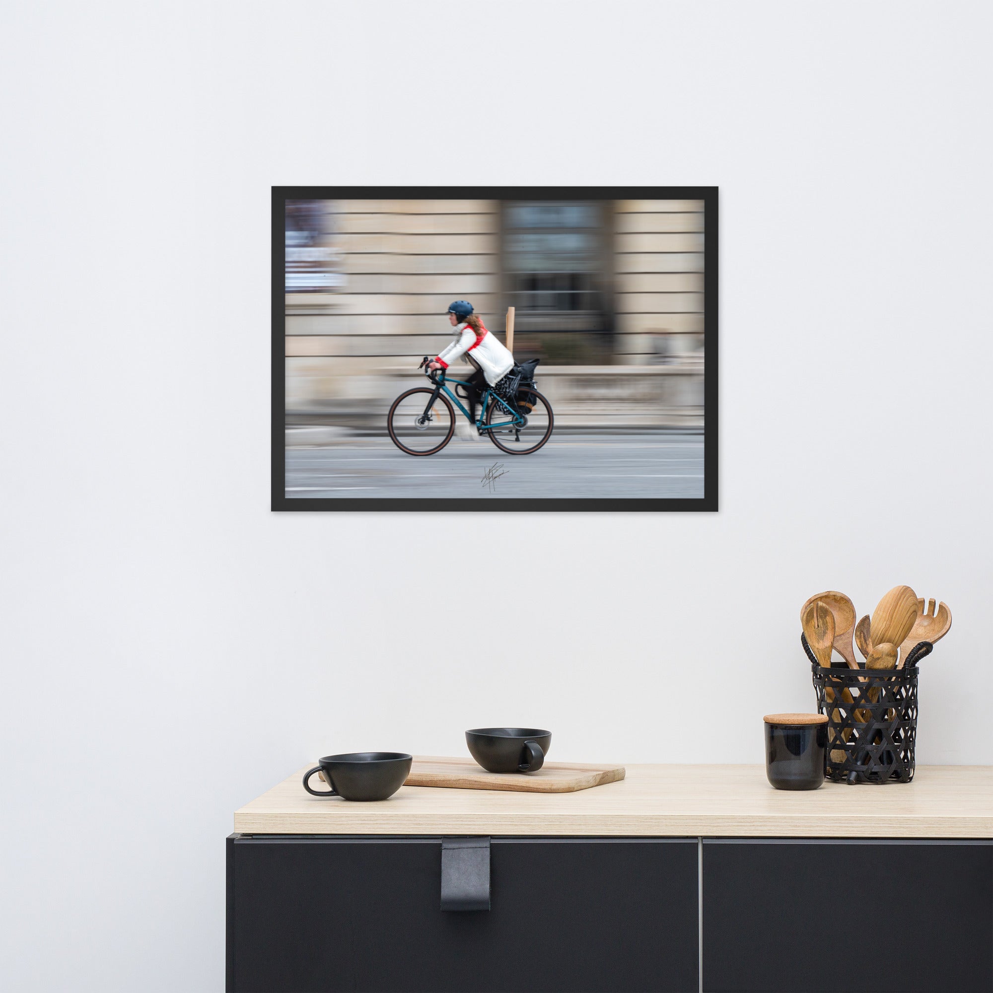 Cycliste en mouvement sur une rue urbaine avec un effet de filet, rendant l'arrière-plan flou et le sujet en nette mise au point.