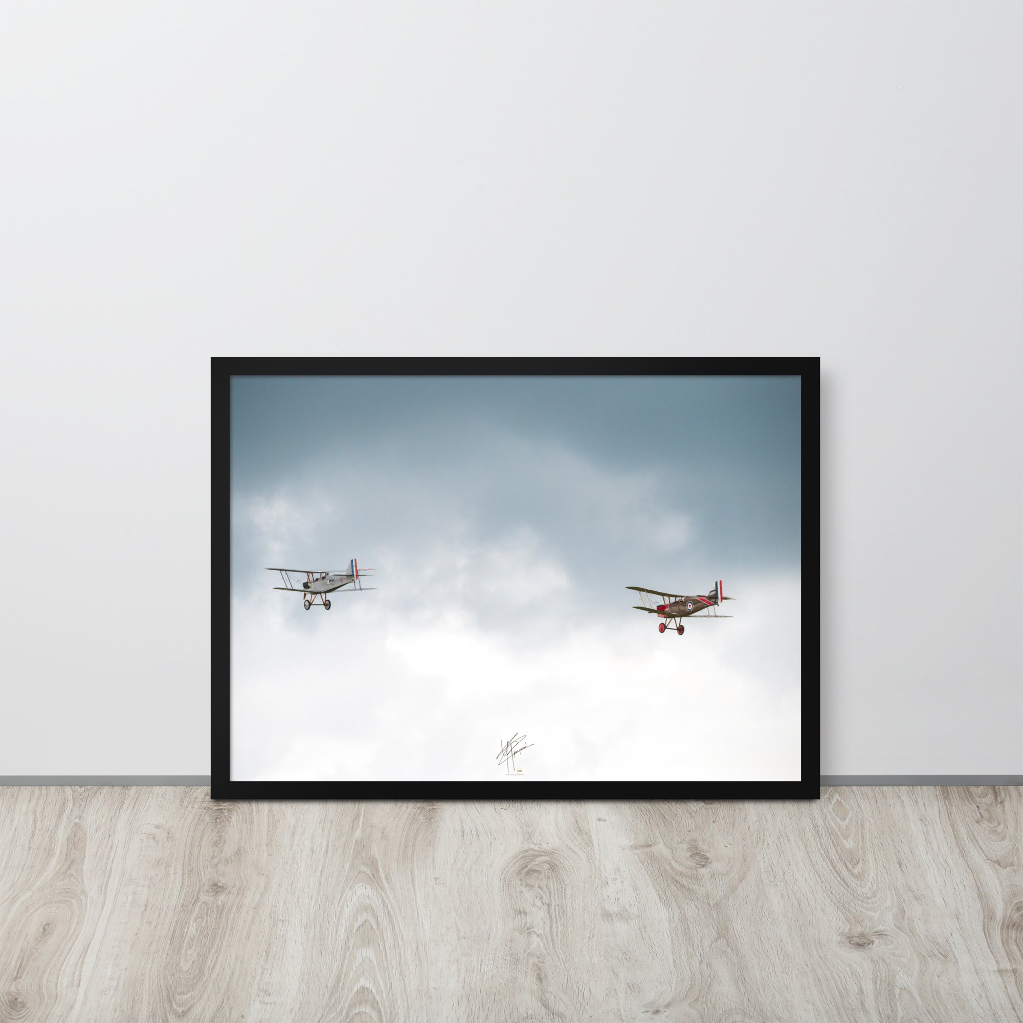 Deux avions de combat de la Première Guerre Mondiale s'élevant contre un ciel gris-blanc, encapsulant l'héroïsme de l'époque. Poster encadré de haute qualité signé 'Tagazou'.