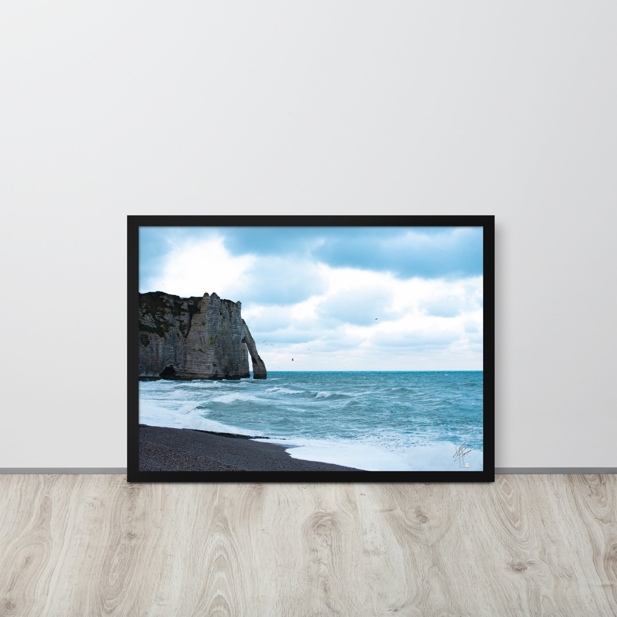 Photographie apaisante de la plage d'Etretat, où la mer caresse le rivage sous un ciel clair. Une représentation parfaite de la tranquillité et de la beauté naturelle de la côte normande.