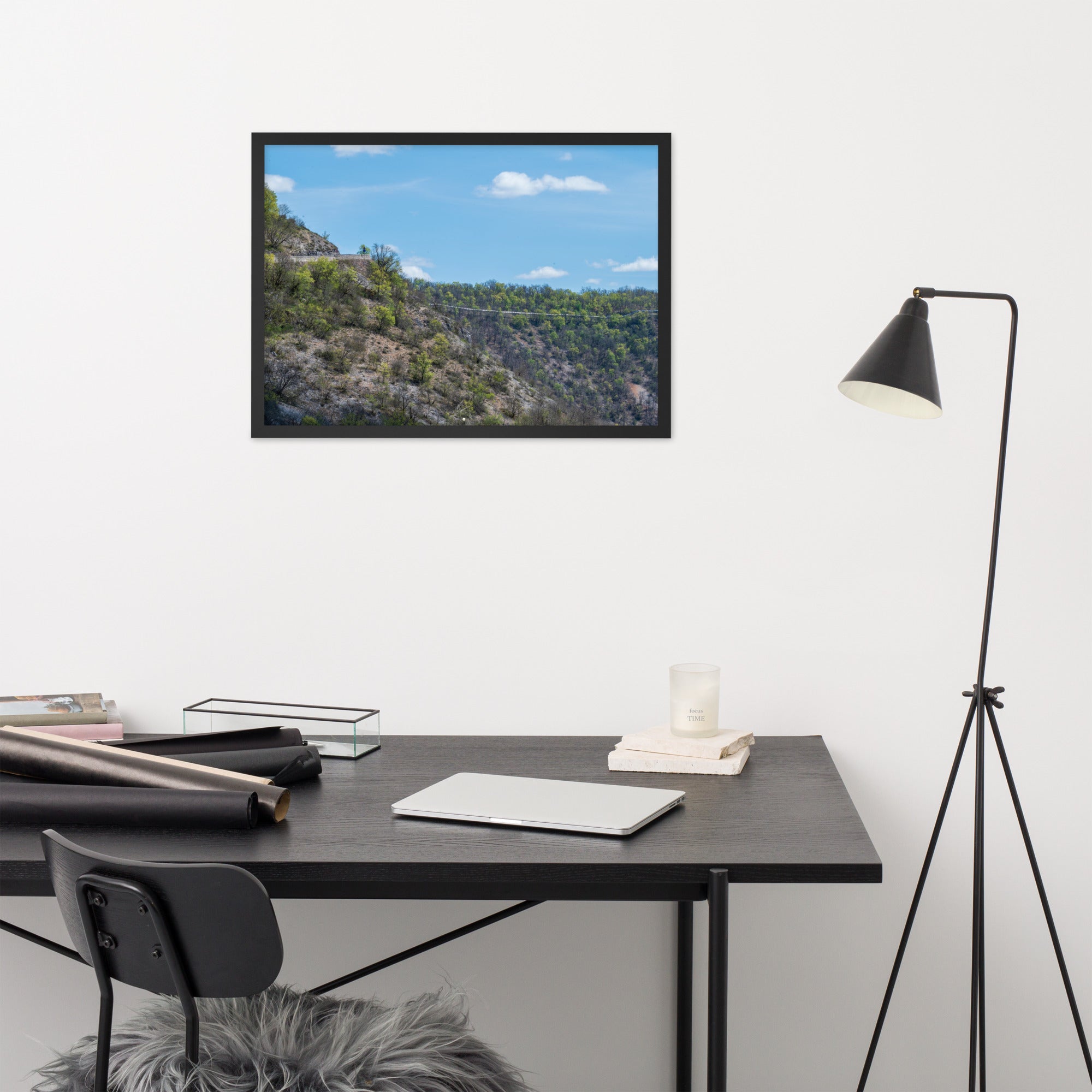 Photographie de 'Sécheresse', montrant un paysage d'Occitanie avec arbres verts et terre sèche, encadré pour une présentation élégante.