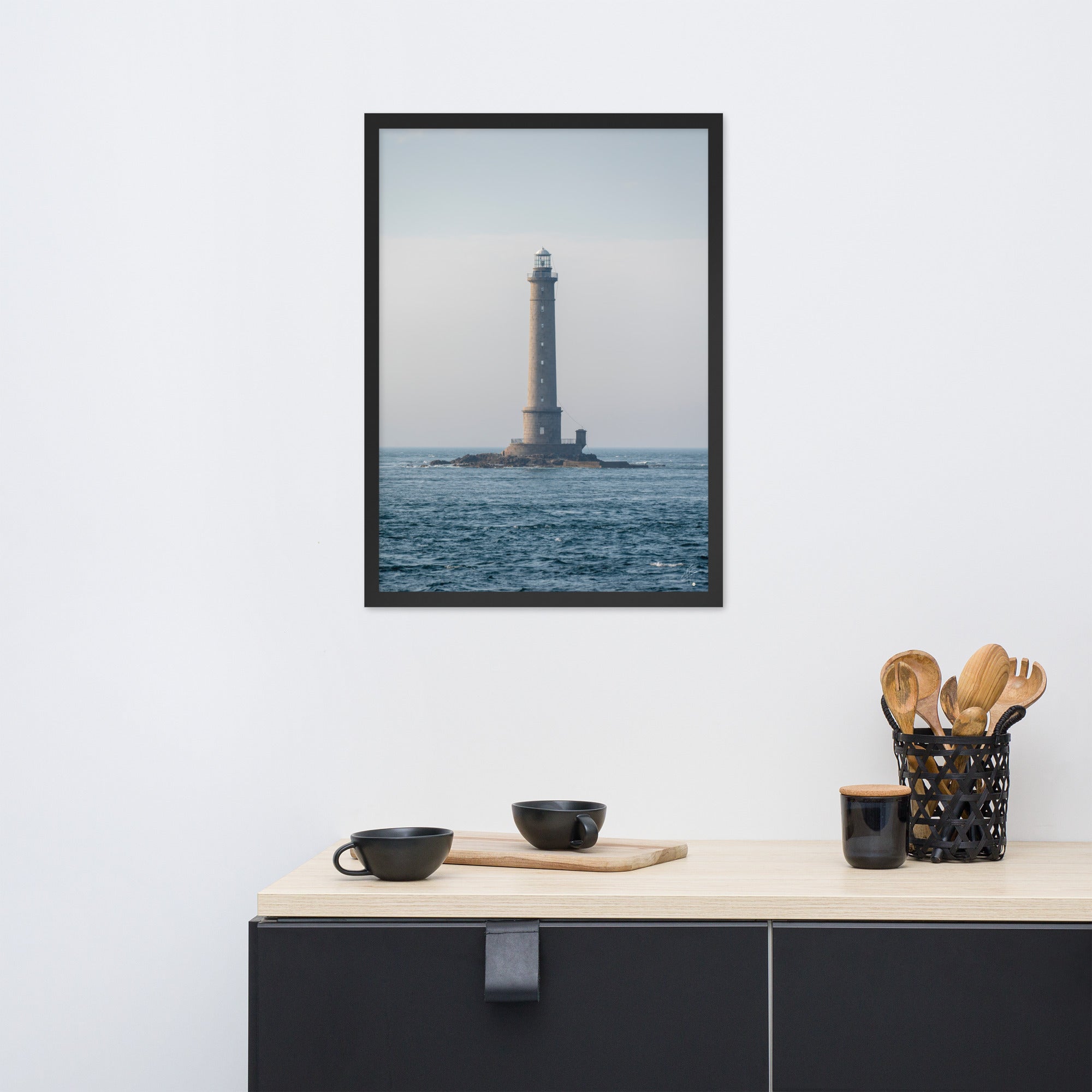 Photographie en couleur du Phare de la Hague par Yann Peccard, encadrée élégamment, capturant la sérénité maritime et la majesté de la nature.