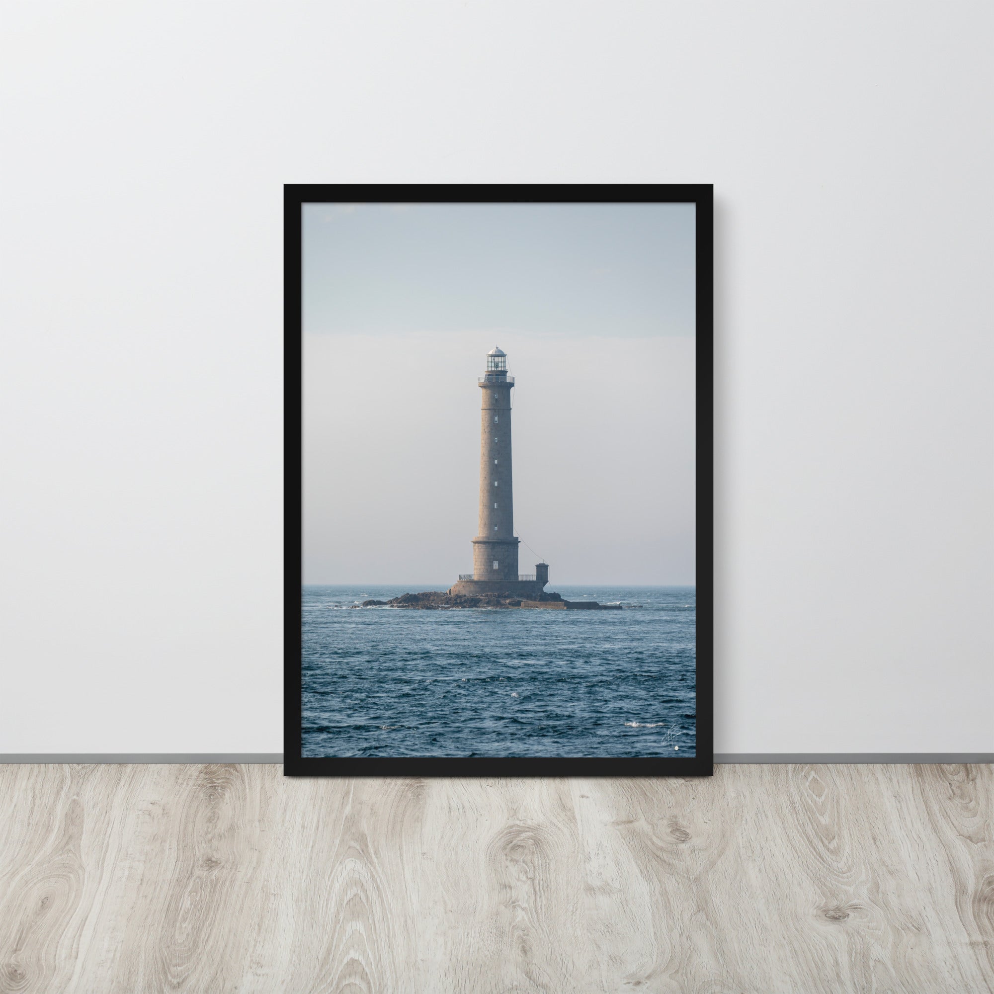 Photographie en couleur du Phare de la Hague par Yann Peccard, encadrée élégamment, capturant la sérénité maritime et la majesté de la nature.